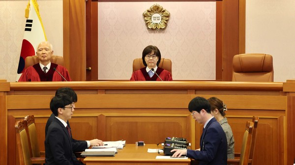 정형식(왼쪽), 이미선 헌법재판관이 3일 오후 서울 종로구 헌법재판소 소심판정에서 열린 윤석열 대통령 탄핵심판 2회 변론준비기일에 입장하고 있다. 연합뉴스