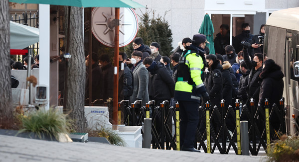 윤석열 대통령에 대한 체포영장 집행에 나선 고위공직자범죄수사처 수사관들이 3일 서울 한남동 대통령 관저 입구를 통과해 진입하고 있다. 연합뉴스