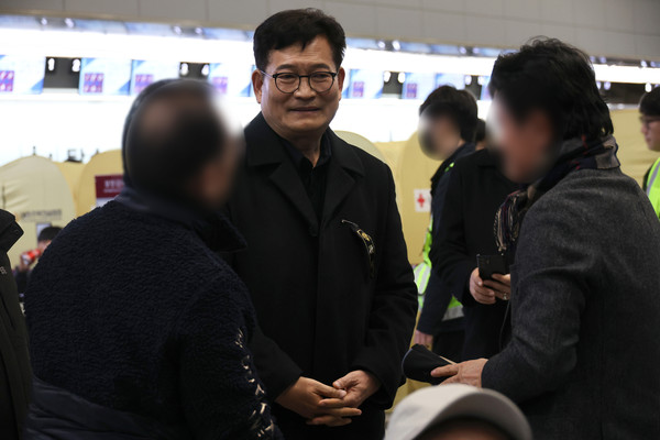 송영길 소나무당 대표가 지난달 30일 전남 무안국제공항에서 제주항공 참사 희생자 유가족과 대화하고 있다.  연합뉴스