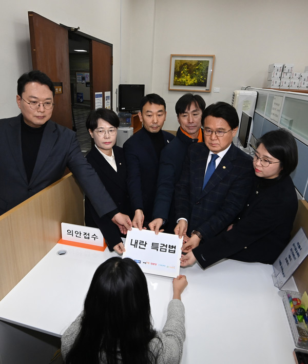 야6당 의원들이 9일 오전 서울 여의도 국회 의안과에서 내란 특검법을 제출하고 있다. 왼쪽부터 개혁신당 천하람 원내대표, 진보당 전종덕 의원, 더불어민주당 김용민 원내정책수석부대표, 사회민주당 한창민 대표, 조국혁신당 황운하 원내대표, 기본소득당 용혜인 대표. 연합뉴스