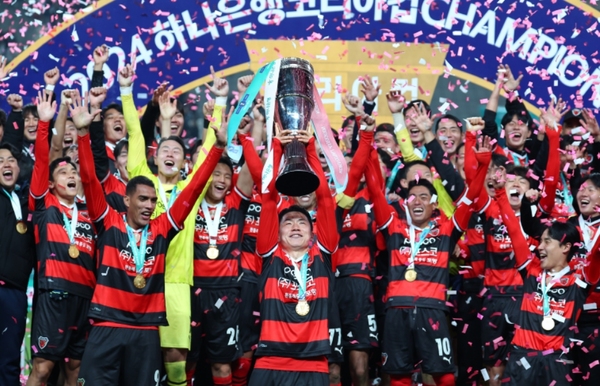 2024 하나은행 코리아컵 포항스틸러스와 울산HD의 결승전이 끝나고 열린 시상식에서 우승을 차지한 포항 선수들이 세리머니를 하고 있다.연합뉴스