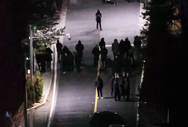 고위공직자범죄수사처(공수처)와 경찰이 윤석열 대통령에 대한 2차 체포영장 집행에 나선 15일 용산구 한남동 대통령 관저에서 경호 관계자들이 대기를 하고 있다. 연합뉴스