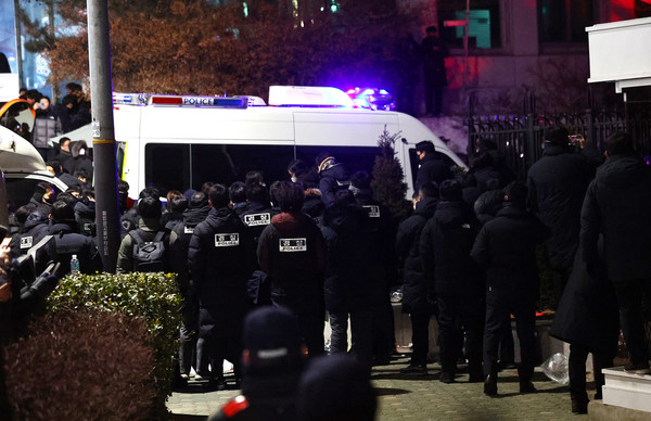 고위공직자범죄수사처(공수처)와 경찰이 윤석열 대통령에 대한 2차 체포영장 집행에 나선 15일 서울 용산구 한남동 대통령 관저로 경찰차량이 진입을 시도하고 있다.