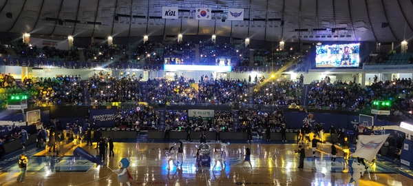 ▲ 프로농구 대구 한국가스공사 페가수스와 서울 삼성 썬더스의 맞대결이 2일 대구실내체육관에서 열린 가운데 경기장을 방문한 팬들이 열띤 응원전을 펼치고 있다. 권영진 기자