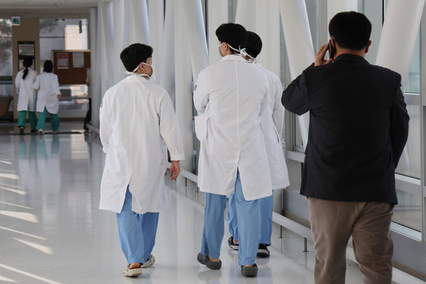 정부의 의대 증원에 반발해 사직한 인턴을 대상으로 올해 상반기 인턴 모집이 시작된 3일 서울 시내의 한 대학병원에서 의료진이 이동하고 있다. 연합뉴스