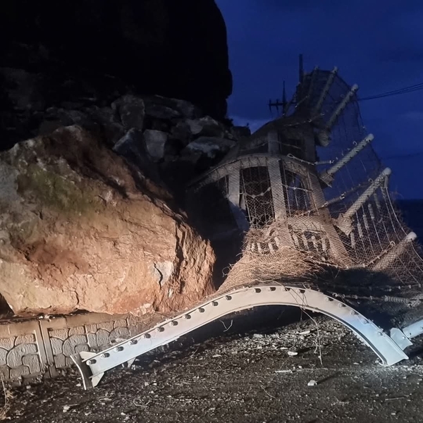 울릉군 북면 천부리 죽암마을 입구에 오늘(2월 10일) 새벽 큰 바위가 도로를 덮친 모습. 김문도 기자