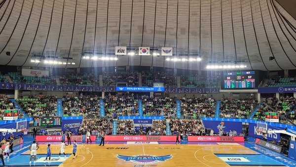 대구 한국가스공사 페가수스의 경기가 있는 날 홈 구장인 대구실내체육관을 방문한 팬들.