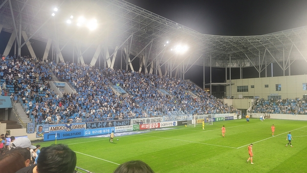 대구FC 홈 팬들이 승리를 위해 열띤 응원을 펼치고 있다.