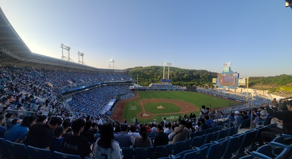 관중들로 꽉 들어찬 대구삼성라이온즈파크 모습.