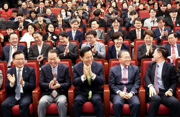 한자리 모인 與 인사들. 여권 잠룡인사인 오세훈 서울시장(앞줄 가운데)이 12일 국회도서관에서 열린 '87년체제 극복을 위한 지방분권 개헌토론회'에서 국민의힘 의원들과 박수 치며 활짝 웃고 있다. 앞줄 오른쪽부터 김기현 전 당 대표, 윤재옥 의원, 오 시장, 권영세 비상대책위원장. 연합뉴스