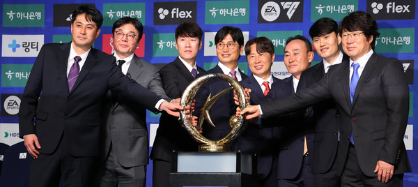 13일 서울 서대문구 스위스 그랜드호텔에서 열린 '하나은행 K리그1 2025 개막 미디어데이'에서 참가팀 감독들이 우승 트로피에 손을 얹고 기념촬영을 하고 있다. 왼쪽부터 FC안양 유병훈 감독, 대전 하나 시티즌 황선홍 감독, 수원FC 김은중 감독, 김천 상무 정정용 감독, FC서울 김기동 감독, 제주SK FC 김학범 감독, 강원C 정경호 감독, 대구FC 박창현 감독. 연합뉴스