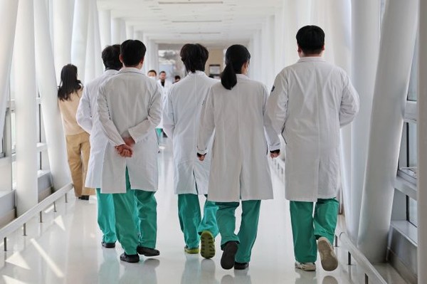 2025학년도 대입 정시 모집에서 지방권 소재 의대에 합격하고도 등록을 포기한 수험생 비율이 전년 대비 올해 142% 이상 늘어난 것으로 나타났다. 사진은 서울 시내의 한 대학병원에서 의료진이 이동하고 있는 모습. 연합뉴스