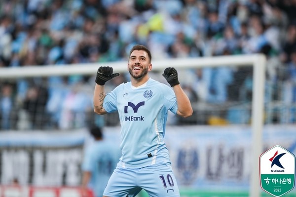 대구FC 라마스가 16일 대구iM뱅크파크에서 열린 ‘하나은행 K리그1 2025’ 개막라운드 강원FC와의 맞대결에서 득점 후 세리머니를 펼치고 있다. 한국프로축구연맹 제공