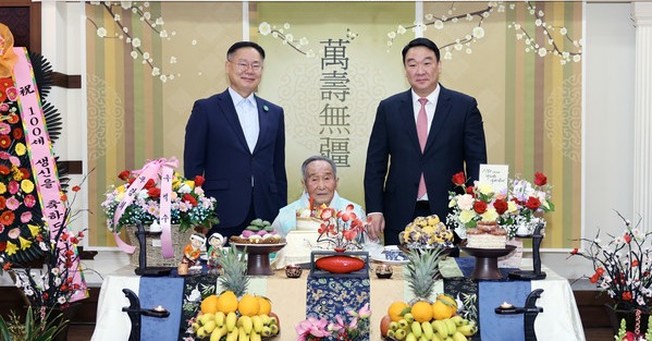 신봉균 어르신(가운데)이 김재욱 칠곡군수(왼쪽), 정희용 국회의원과 함께 기념촬영을 하고 있다. 칠곡군 제공