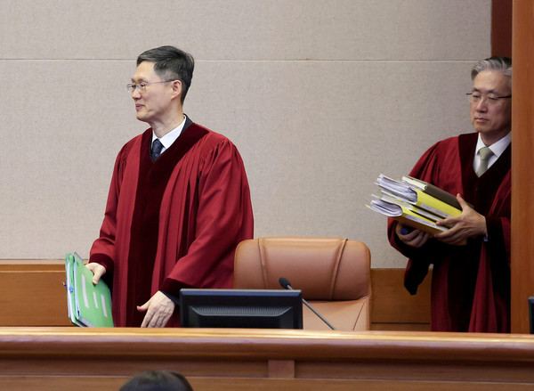  문형배 헌법재판소장 권한대행이 17일 이창수 서울중앙지검장, 조상원 4차장검사, 최재훈 반부패2부장에 대한 탄핵심판 1차 변론기일이 열리는 서울 종로구 헌법재판소 대심판정에 입장하고 있다. 연합뉴스