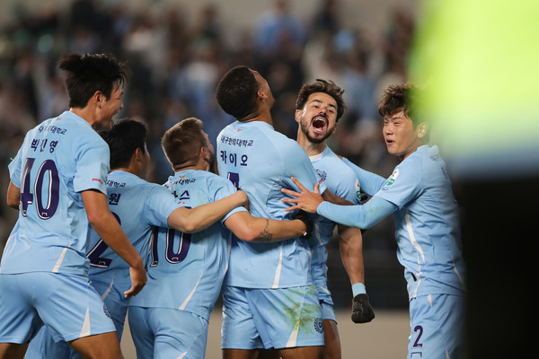 대구FC 선수단이 지난 16일 전석 매진을 기록한 대구iM뱅크파크에서 진행된 강원FC와의 홈 개막전에서 후반 추가시간 세징야의 역전 골이 터진 후 기뻐하고 있다. 한국프로축구연맹 제공