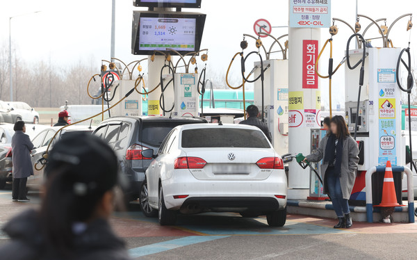 휘발유와 경유의 주간 평균 가격이 동반 하락세를 보인 16일 서울의 한 주유소에서 운전자들이 주유를 하고 있다. 연합뉴스