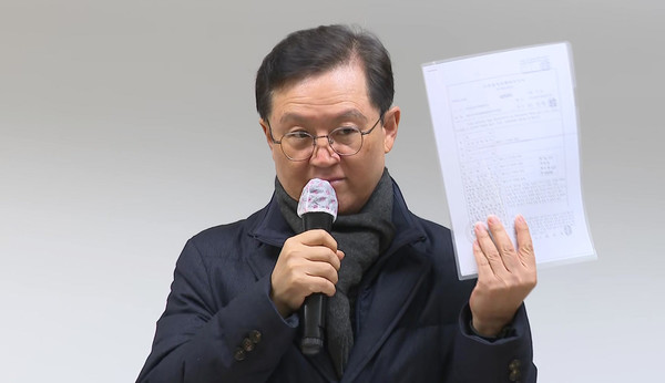  윤석열 대통령 측 변호인 윤갑근 변호사가 21일 오후 서울 서초구 스페이스쉐어 강남역센터에서 기자회견을 열고 '고위공직자범죄수사처(공수처)가 윤석열 대통령을 내란 혐의로 수사하는 과정에서 서울중앙지법으로부터 영장을 기각당한 사실을 숨겼다는 의혹'을 제기하고 있다. 연합뉴스