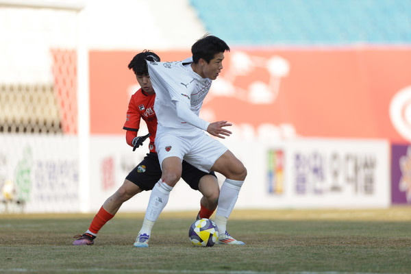 프로축구 포항스틸러스가 23일 춘천 송암스포츠타운에서 펼쳐진 하나은행 K리그1 2025 2라운드 강원FC와의 맞대결에서 1대2로 역전패 당했다. 한국프로축구연맹 제공