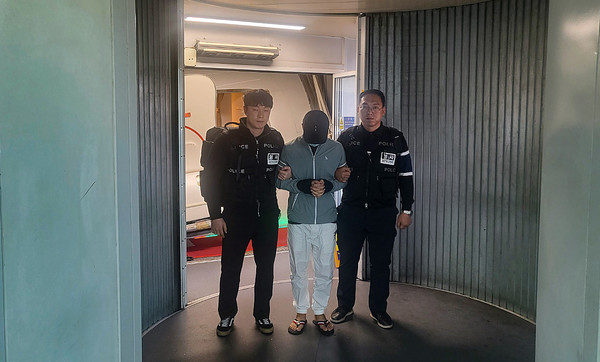 해외에서 투자리딩사기 거점을 만들어 464명에게 376억원을 가로챈 조직 총책이 국제공조수사로 경찰에 붙잡혔다. 대구경찰청 제공