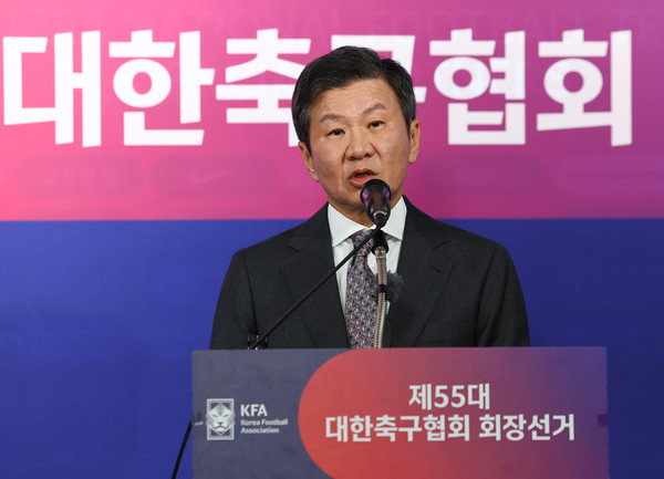 대한축구협회장 4연임에 성공한 정몽규 회장이 26일 서울 종로구 축구회관에서 열린 제55대 대한축구협회 회장 선거에서 당선이 확정된 뒤 소감을 밝히고 있다. 연합뉴스