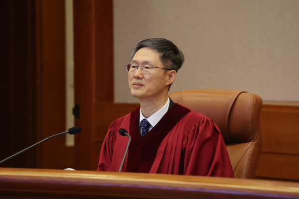 문형배 헌법재판소장 권한대행이 27일 서울 종로구 헌법재판소 대심판정에서 열린 마은혁 재판관 후보자 불임명 관련 권한쟁의심판 선고에 입장해 자리하고 있다. 한편 헌재는 중앙선거관리위원회가 감사원의 직무감찰이 선관위의 권한을 침해했다며 제기한 권한쟁의심판에 대한 결정도 이날 선고한다. 연합뉴스