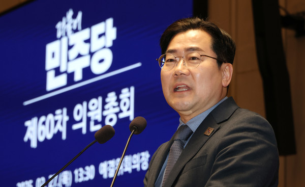 더불어민주당 박찬대 원내대표가 27일 오후 서울 여의도 국회에서 열린 의원총회에서 발언하고 있다 연합뉴스