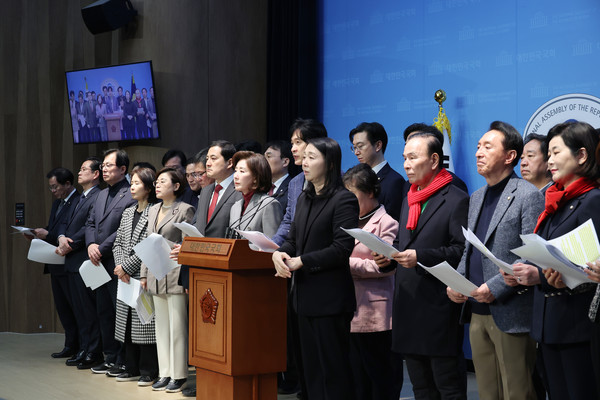28일 서울 여의도 국회 소통관에서 나경원 의원 등 국민의힘 의원들이 '헌정질서·법치주의 수호 및 사회안정·국민통합을 위한 헌법·법률·양심에 따른 공정한 평의 촉구 탄원' 기자회견을 하고 있다. 연합뉴스