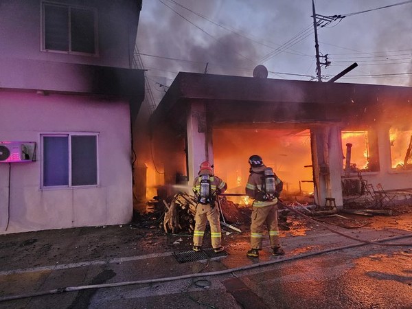 경북 울릉도 한 숙박업소서 불이나 소방당국이 진화작업을 펴고 있다. 경북소방본부 제공