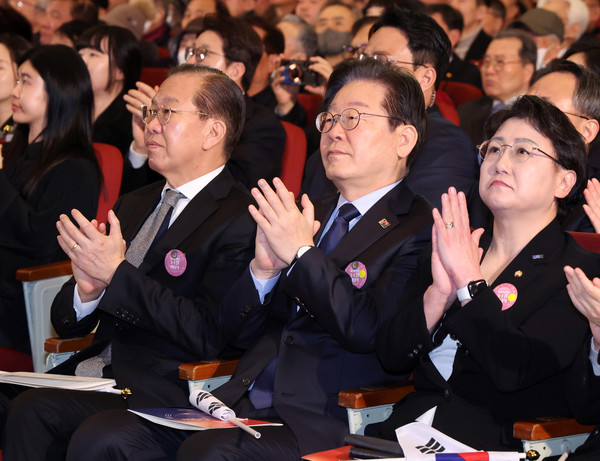 국민의힘 권영세 비상대책위원장과 더불어민주당 이재명 대표, 조국혁신당 김선민 대표 권한대행이 1일 서울 중구 숭의여자대학교에서 열린 제106주년 3ㆍ1절 기념식에서 영상 시청 후 박수치고 있다. 연합뉴스