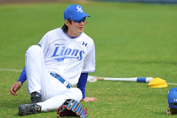 삼성라이온즈 간판타자 구자욱이 지난 시즌 한국시리즈에서 맞붙었던 기아타이거즈와의 오키나와 스프링캠프 마지막 연습경기에서 만루홈런을 터트리며 존재감을 드러낸 가운데  올 시즌 그가 어떤 모습으로 팀을 이끌지 귀추가 주목된다. 삼성라이온즈 제공