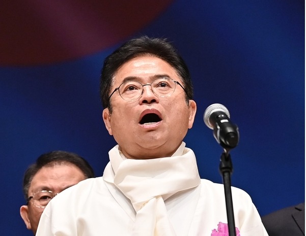 지난 1일 이철우 경북도지사가 경북도청 동락관에서 열린 3.1절 기념식에서 애국가를 힘차고 비장하게 부르고 있다. 이 지사는 지난해부터 애국가 힘차게 부르기 운동을 펼치고 있고 지난달 동대구역 탄핵반대 집회에서도 하이톤 애국가를 불러 화제가 되기도 했다. 경북도 제공,