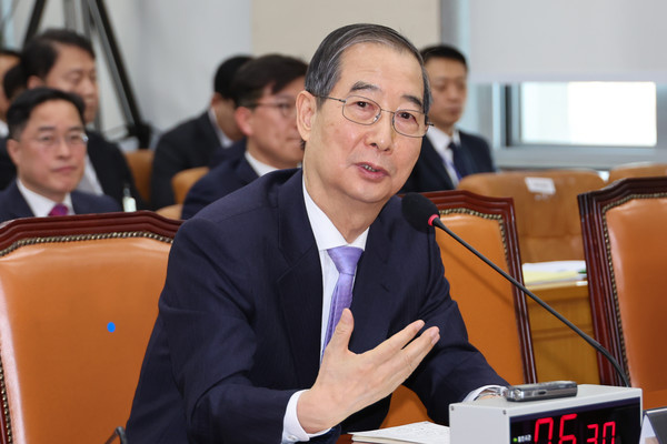 한덕수 국무총리가 25일 서울 여의도 국회에서 열린 '윤석열 정부의 비상계엄 선포를 통한 내란 혐의 진상규명 국정조사 특별위원회' 5차 청문회에서 위원 질문에 답하고 있다. 연합뉴스