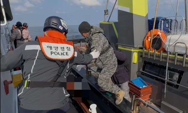 울진해경이 영덕 해상에서 타기 고장으로 표류하던 낚시어선 승객들을 함정으로 옮겨 태우고 있다. 울진해경 제공