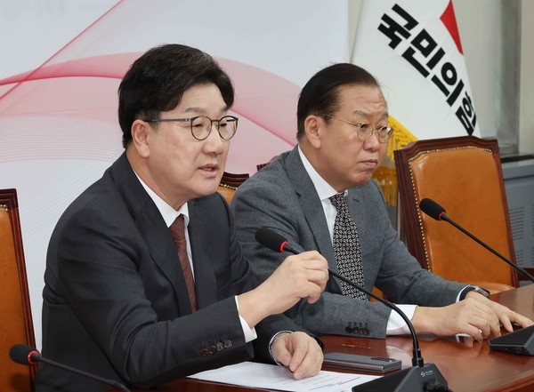 윤석열 대통령의 석방이 알려진 7일 국민의힘 권성동 원내대표가 서울 여의도 국회에서 입장 발표를 하고 있다. 오른쪽은 국민의힘 권영세 비상대책위원장. 연합뉴스