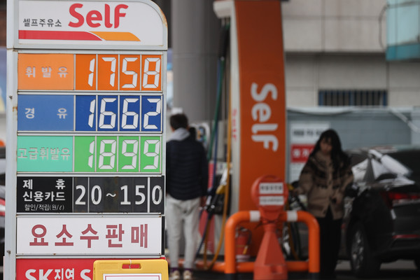 2일 서울 시내 한 주유소 모습. 연합뉴스
