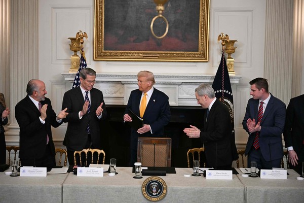 7일(현지시간) 워싱턴 DC 백악관 스테이트 다이닝 룸에서 가상자산 서밋(Crypto Summit)이 개최됐다. 도널드 트럼프 미국 대통령(가운데))이 스콧 베센트 재무부 장관(왼쪽)과 인공지능(AI) 및 가상자산 ‘차르’ 데이비드 색스(오른쪽) 등이 참석하고 있다. 연합뉴스