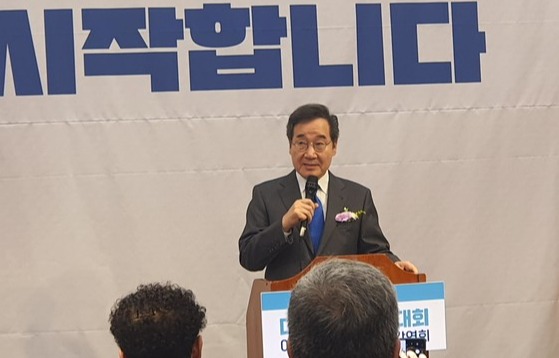 이낙연 새미래민주당 상임고문이 8일 대구 중구 대구YMCA 건물을 찾아 시국강연을 하고 있다. 연합뉴스