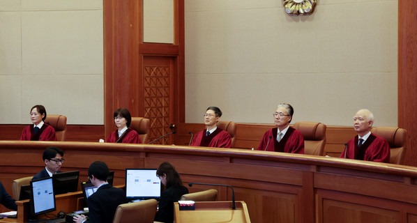 문형배 헌법재판소장 권한대행과 재판관들이 서울 종로구 헌법재판소 대심판정에입장해 자리하고 있다. 연합뉴스