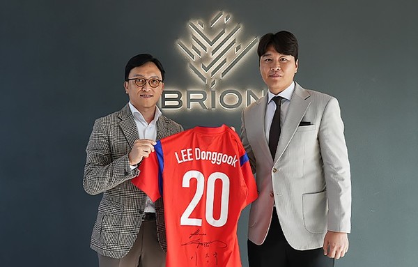 브리온컴퍼니 사외이사로 합류한 이동국(오른쪽). 브리온컴퍼니 제공