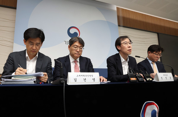 기획재정부 정정훈 세제실장(왼쪽 세 번째)이 지난 11일 정부세종청사 기재부 기자실에서 유산취득세 도입 방안에 관해 설명하고 있다. 왼쪽부터 김완수 상속세개편팀장, 김건영 조세개혁추진단장, 정 실장, 김병철 재산소비세정책관.  연합뉴스