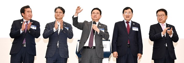 이철우 경북도지사가 13일 경주에서 SMR 산업생태계 조성을 위한 '미래형 원전 포럼'에서 축사를 하고 있다. 경북도 제공