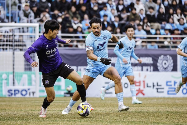 K리그1 2025 개막 후 선두를 질주했던 대구FC가 A매치 휴식기를 앞두고 시즌 첫 연패 수렁에 빠졌다. 대구FC 제공