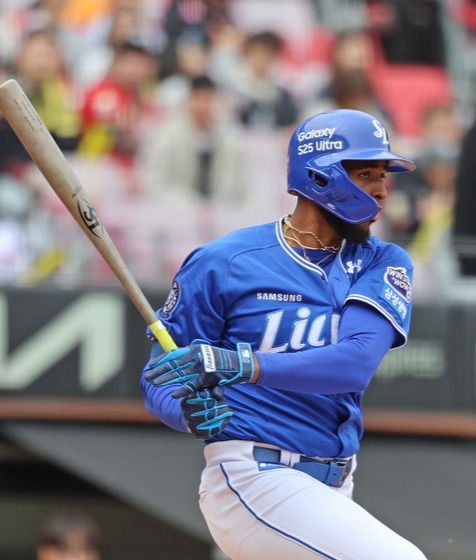 삼성라이온즈 외인 타자 르윈 디아즈가 한국에서 첫 풀타임 시즌을 앞둔 가운데 그가 '좌타 외인 거포'로 거듭날지 관심이 쏠린다. 삼성라이온즈 제공