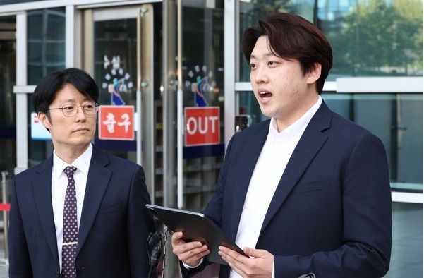 박단 대한전공의협의회 비상대책위원장(오른쪽). 연합뉴스