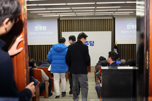 더불어민주당 박찬대 원내대표 등 의원들이 19일 서울 여의도 국회에서 열린 비상의원총회에 참석하고 있다. 연합뉴스