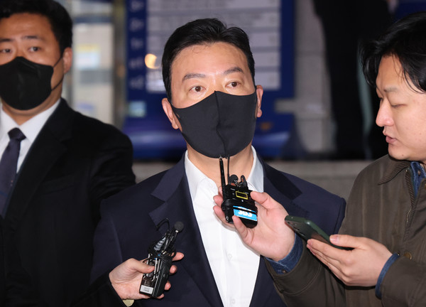 윤석열 대통령 체포 방해 혐의를 받는 대통령경호처 김성훈 차장이 21일 구속영장이 기각된 뒤 서울 남대문경찰서를 나서고 있다. 연합뉴스