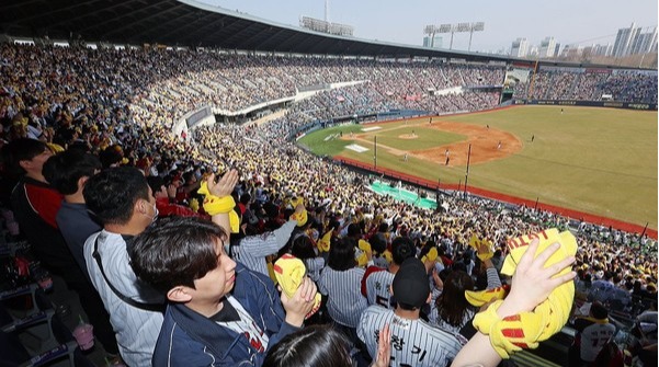 22일 2025 신한 SOL 뱅크 KBO리그 정규시즌 개막전 롯데 자이언츠와 LG 트윈스의 경기가 열린 서울 잠실야구장에서 찾은 LG 팬들이 응원전을 펼치고 있다.잠실, 광주, 인천, 대구, 수원에서 열린 올 시즌 개막전 총관중은 10만9천950명을 기록하며 3연속 개막전 매진을 기록했다. 또한 2019시즌 개막전 총관중 11만4천21명에 이어 역대 2위를 기록했다. 연합뉴스