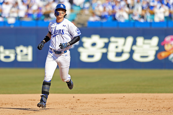 삼성라이온즈 구자욱이 22일 대구삼성라이온즈파크에서 열린 2025 신한 SOL 뱅크 KBO리그 개막전 키움히어로즈와의 맞대결에서 5회말 투런포를 터트린 후 그라운드를 돌고 있다. 삼성라이온즈 제공