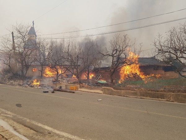22일 경북 의성군 안평면 괴산리 야산에서 불이 나 인근 의성읍 철파리까지 확산한 모습.연합뉴스